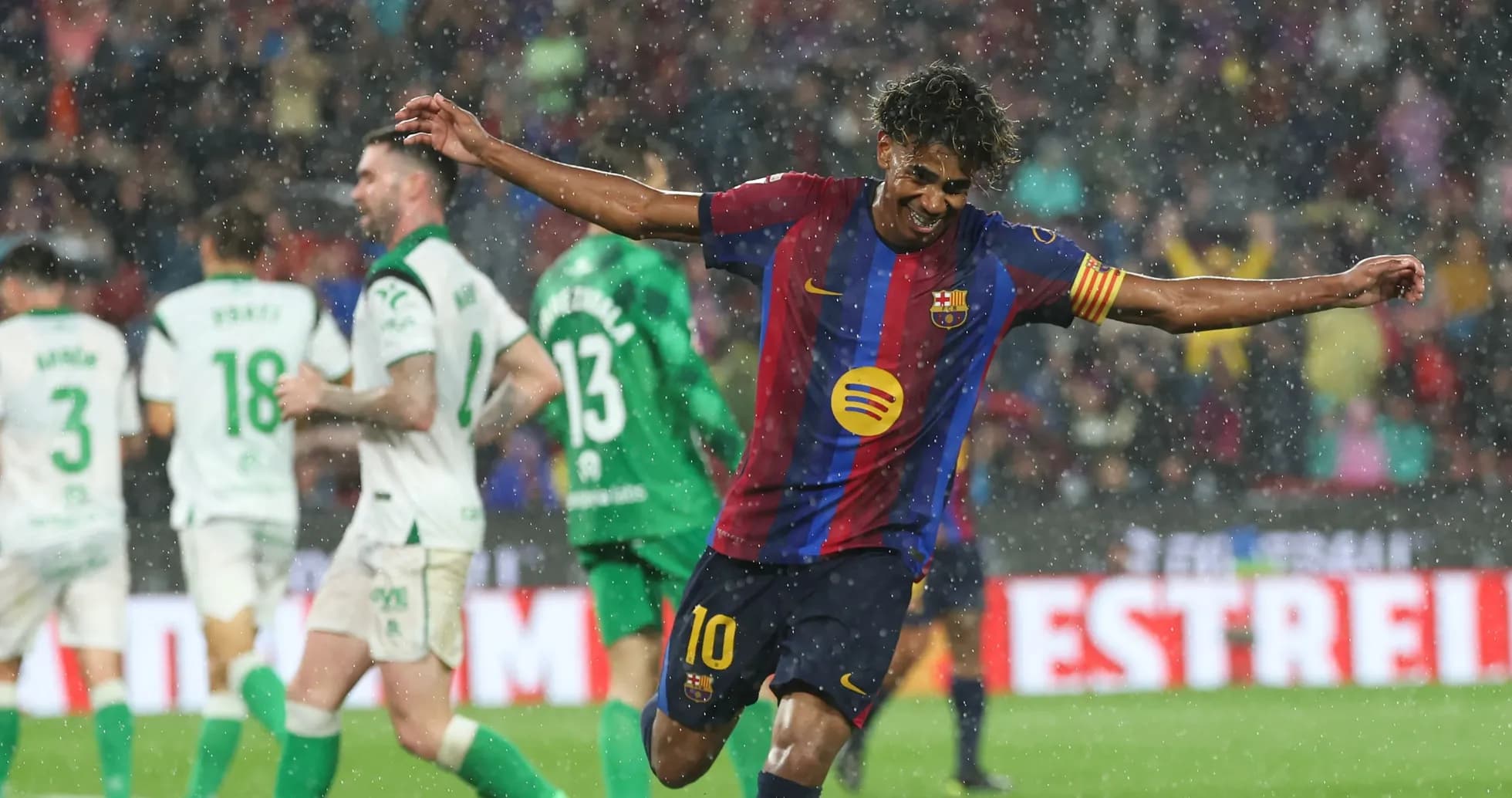 Joueur du FC Barcelone célébrant sous la pluie Joueur du FC Barcelone célébrant sous la pluie