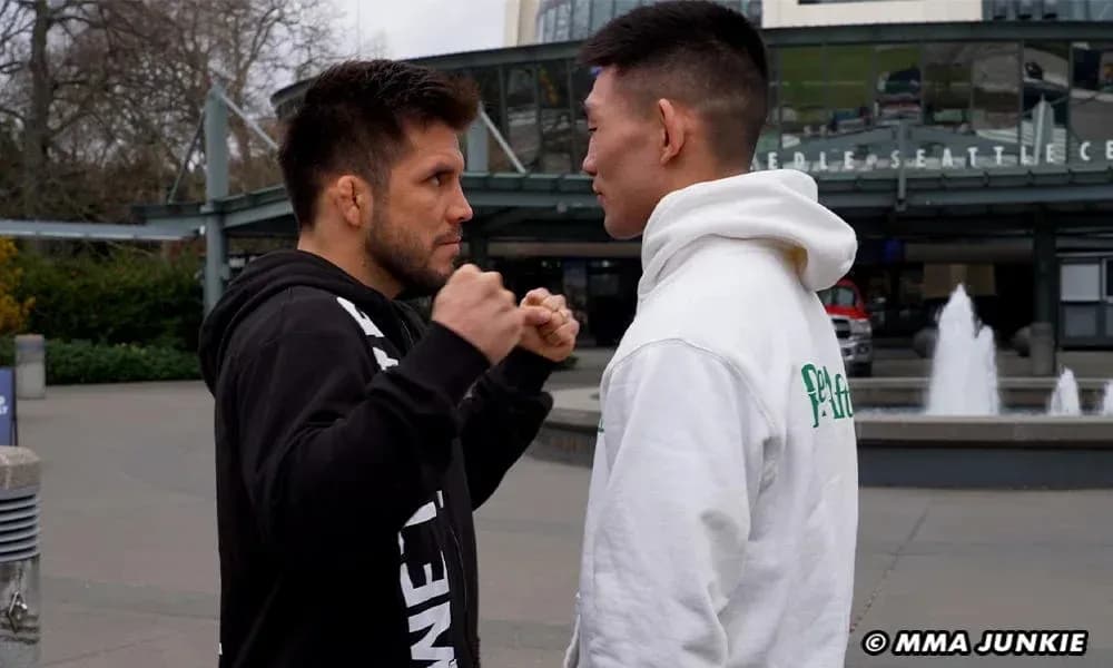 Deux combattants se faisant face avant un match Deux combattants se faisant face avant un match