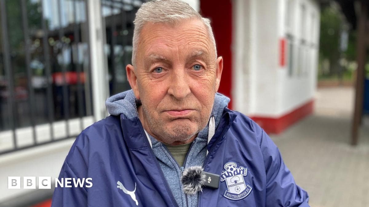 Homme portant un blouson de Southampton FC Homme portant un blouson de Southampton FC