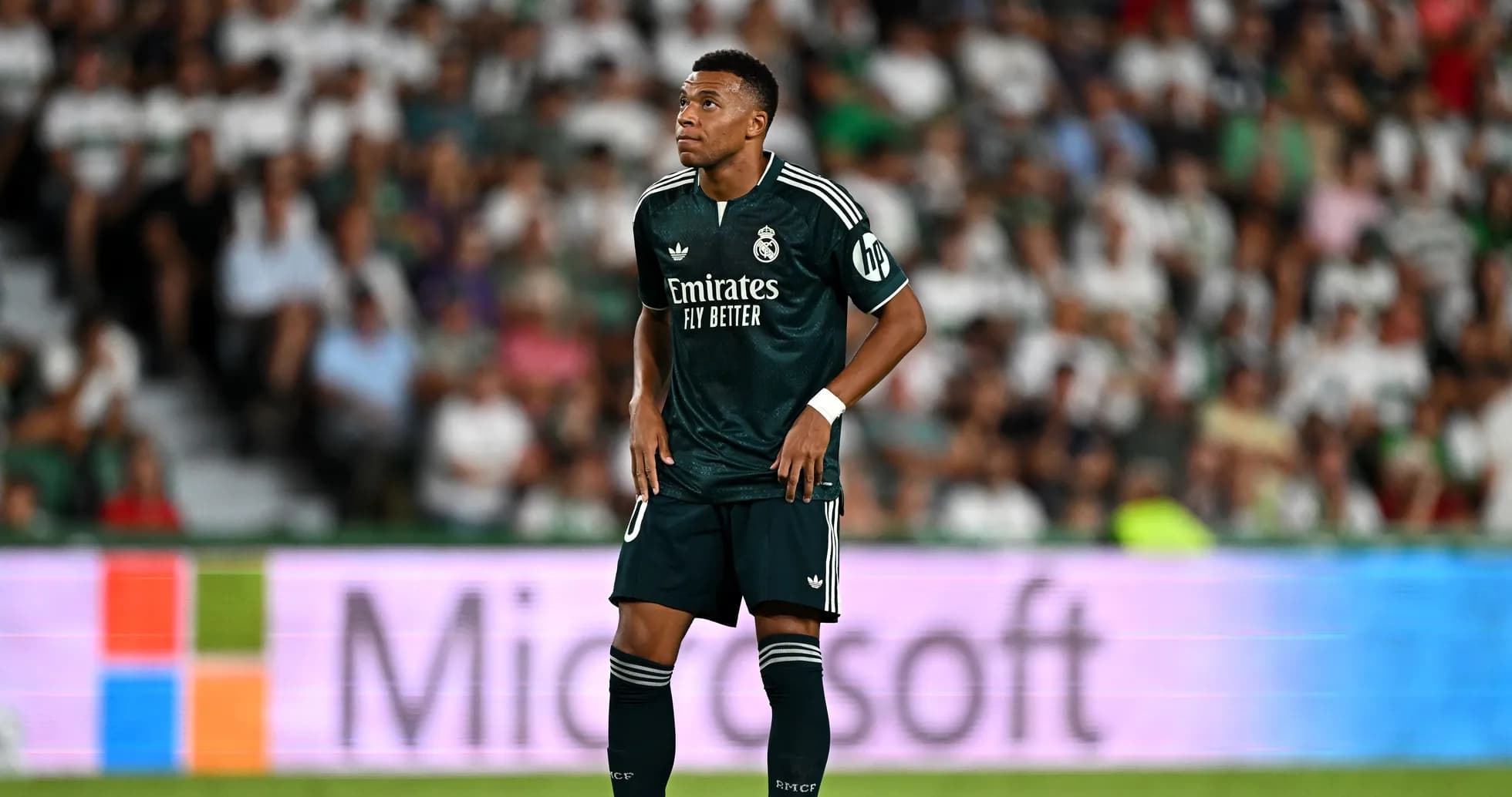 Joueur de Real Madrid sur le terrain pendant un match Joueur de Real Madrid sur le terrain pendant un match