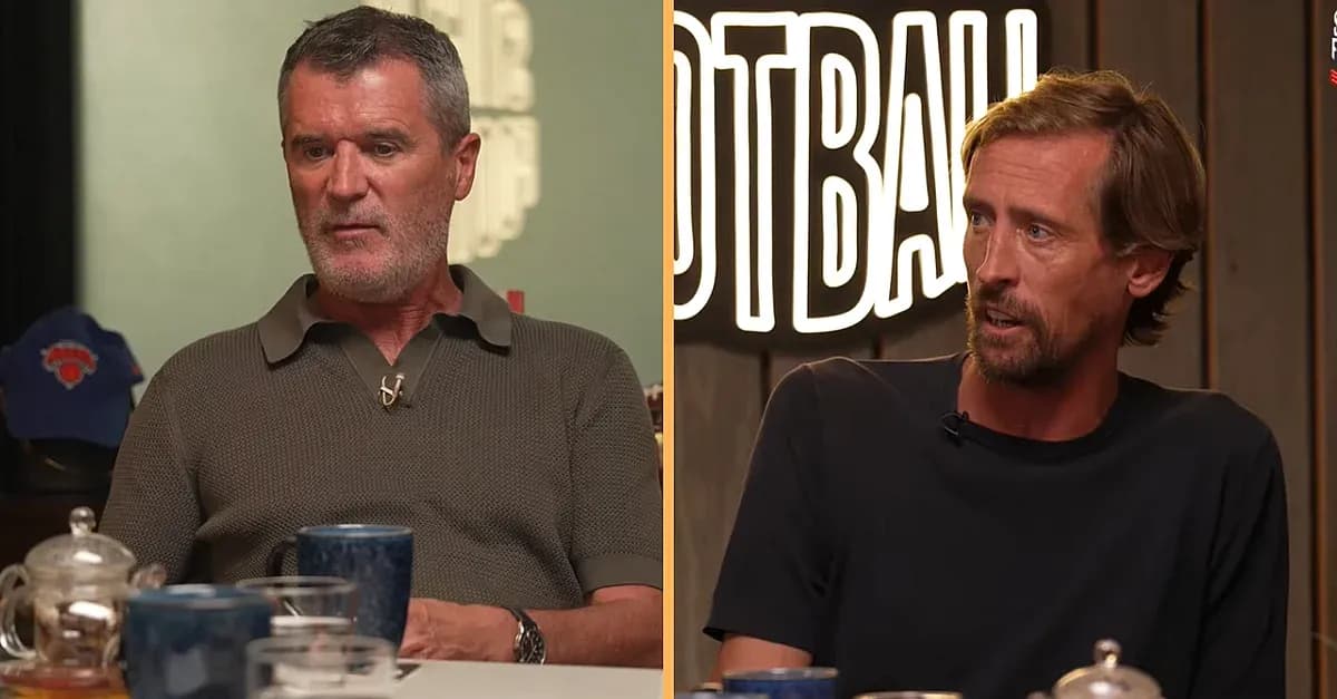 Deux hommes discutant autour d'une table Deux hommes discutant autour d'une table