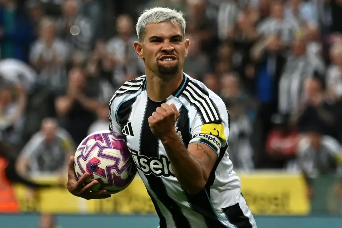 Joueur célébrant avec le ballon après un but Joueur célébrant avec le ballon après un but