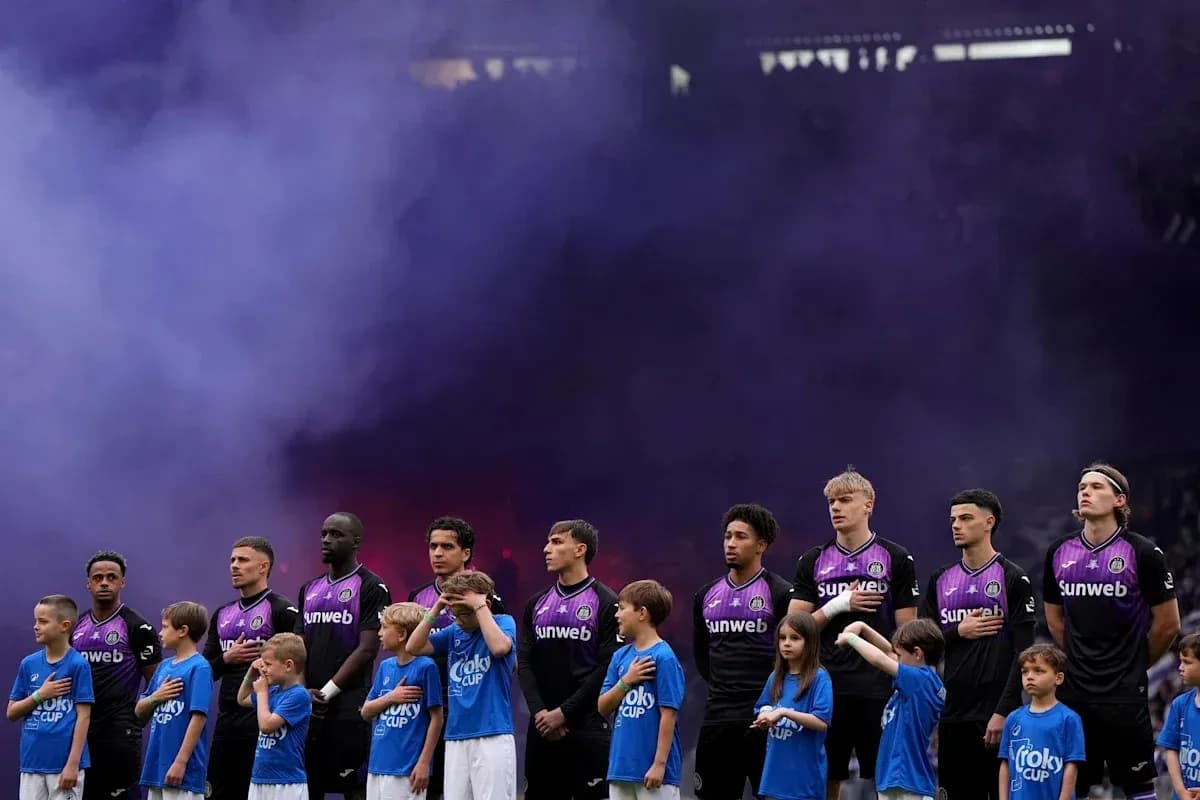 Joueurs et enfants en uniforme avant le match Joueurs et enfants en uniforme avant le match
