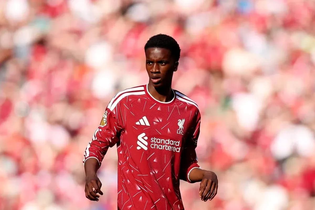 Joueur de Liverpool en maillot rouge sur le terrain Joueur de Liverpool en maillot rouge sur le terrain