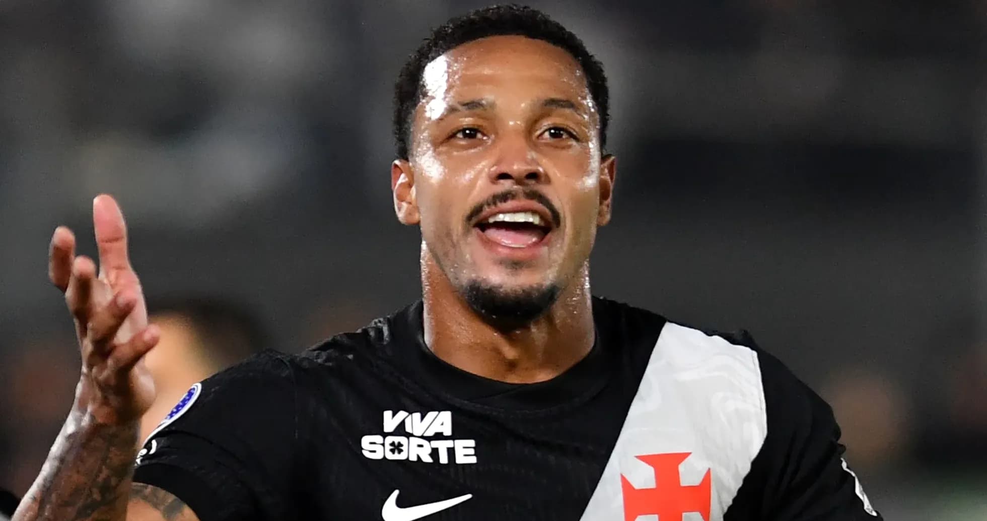 Joueur célébrant avec un maillot noir et blanc Joueur célébrant avec un maillot noir et blanc