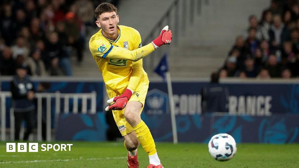 Gardien de but lançant le ballon pendant un match Gardien de but lançant le ballon pendant un match