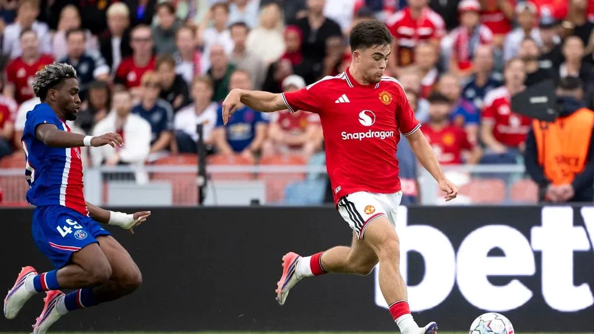 Joueur de Manchester United dribblant un adversaire Joueur de Manchester United dribblant un adversaire
