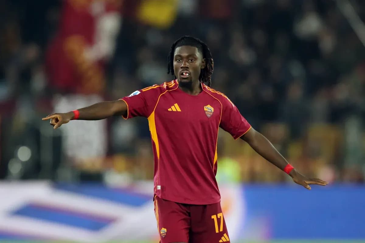 Joueur de l'AS Roma signalant une action sur le terrain Joueur de l'AS Roma signalant une action sur le terrain