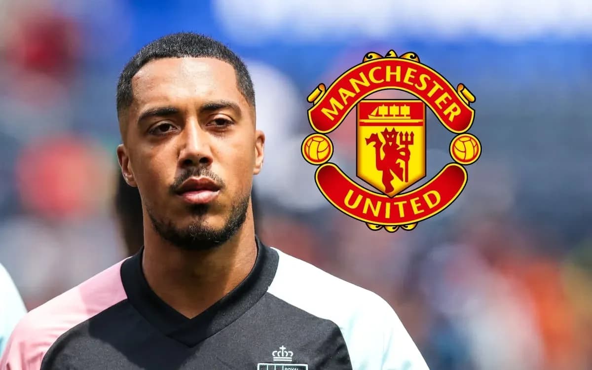 Joueur de football devant le logo de Manchester United Joueur de football devant le logo de Manchester United