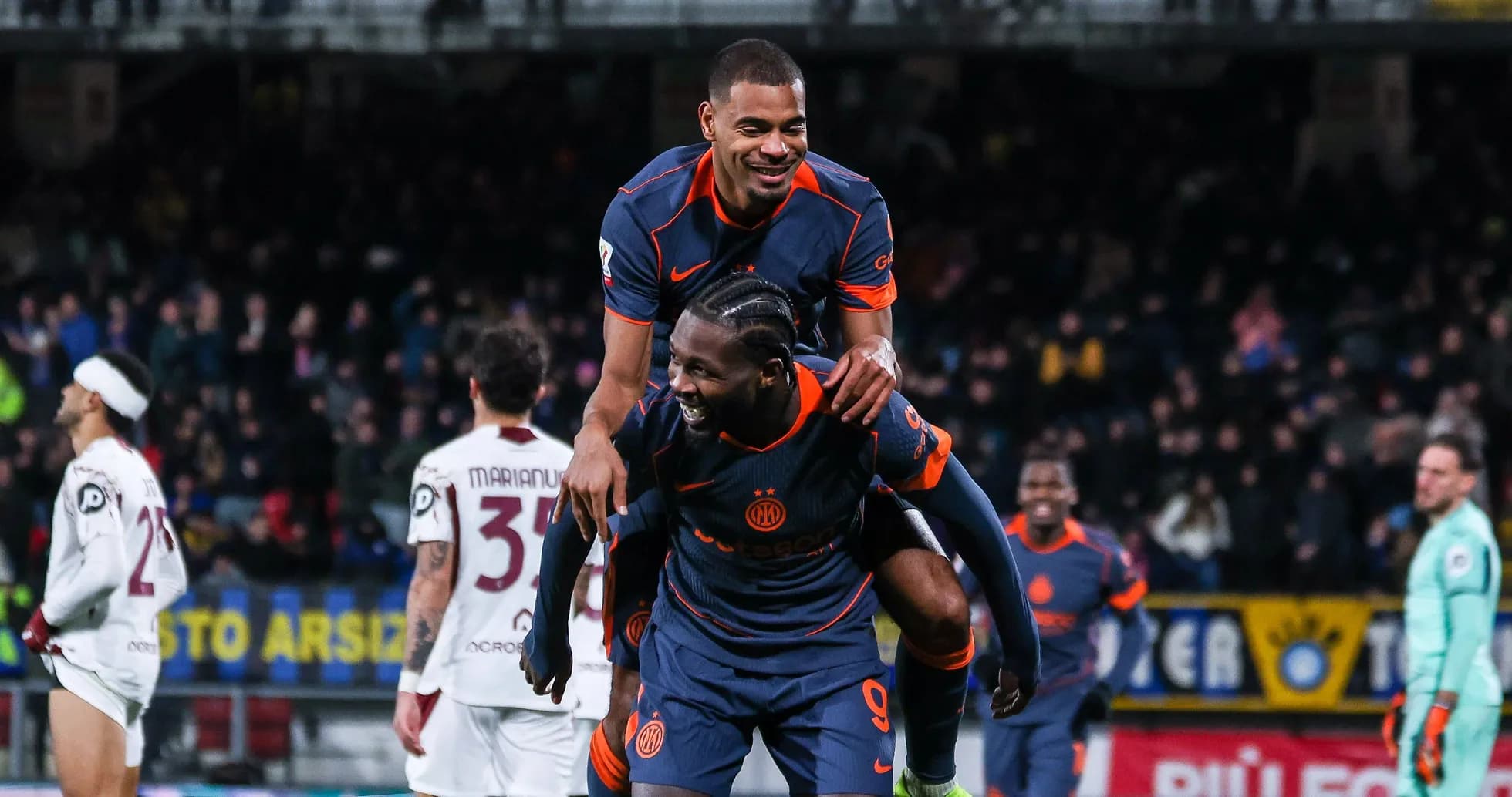 Joueurs célébrant un but sur le terrain Joueurs célébrant un but sur le terrain