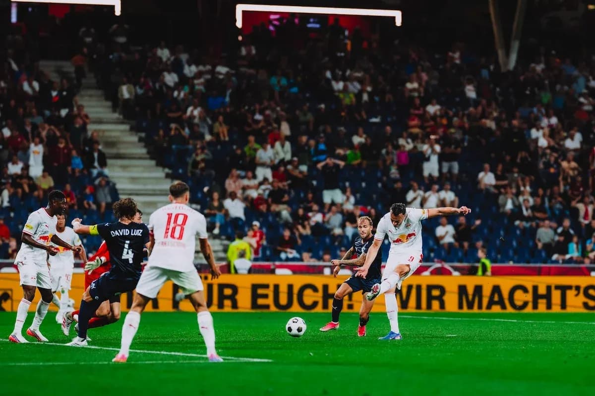 Joueur de Red Bull Salzburg tirant au but Joueur de Red Bull Salzburg tirant au but