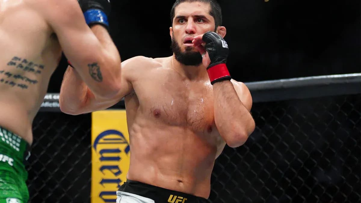 Deux combattants s'affrontant dans l'octogone UFC Deux combattants s'affrontant dans l'octogone UFC