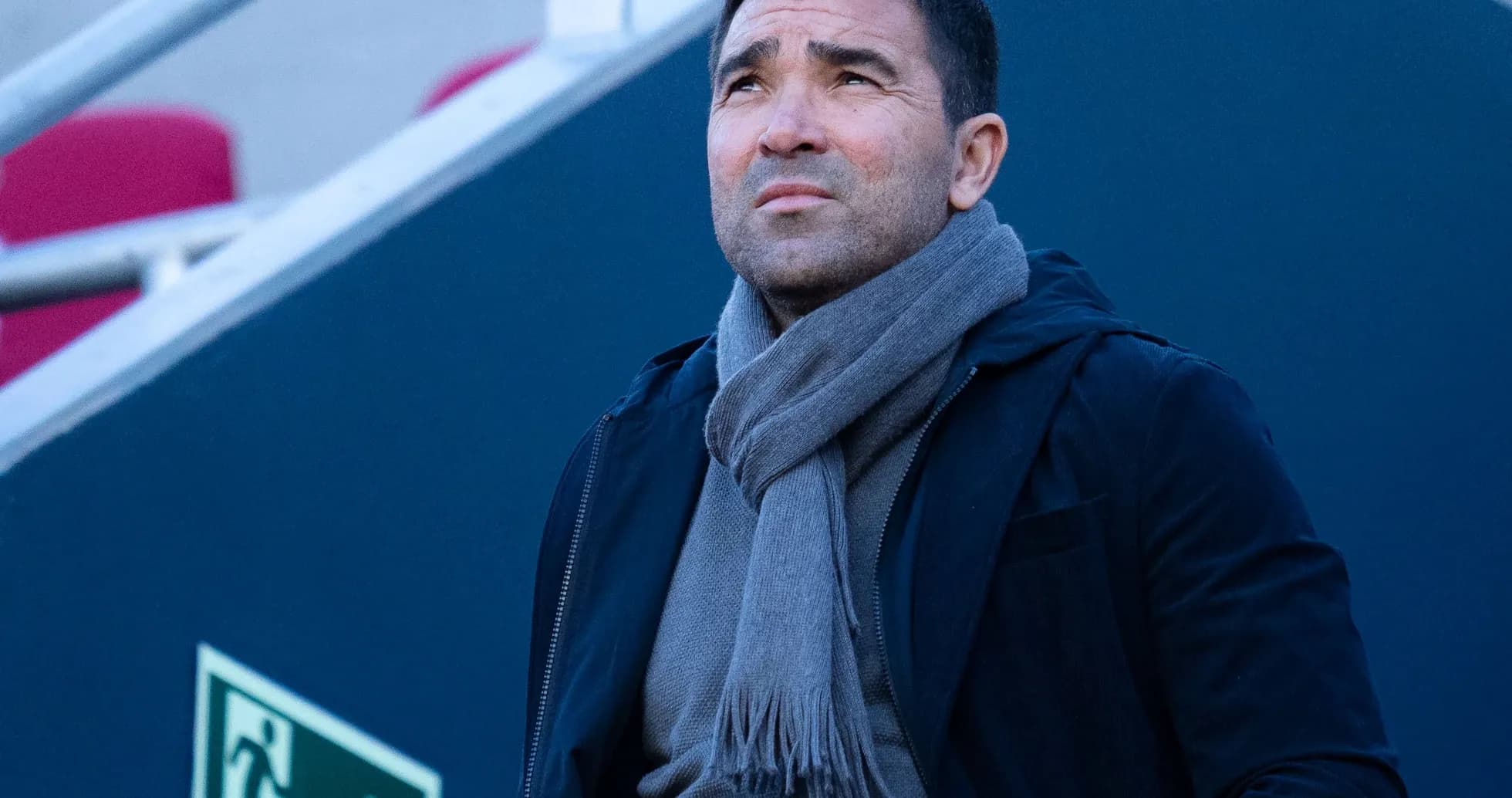 Homme regardant vers le haut dans un stade Homme regardant vers le haut dans un stade