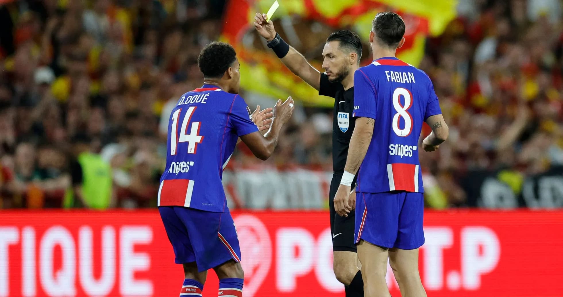 Joueur reçoit un carton jaune de l'arbitre Joueur reçoit un carton jaune de l'arbitre