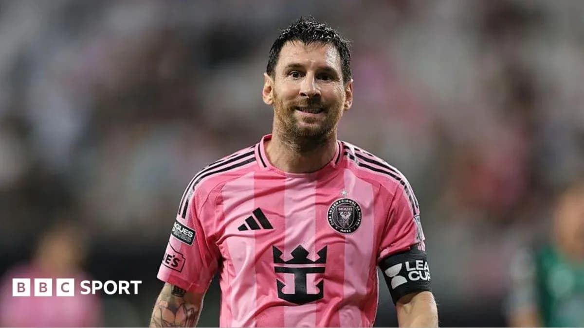 Joueur en maillot rose de l'Inter Miami sur le terrain Joueur en maillot rose de l'Inter Miami sur le terrain