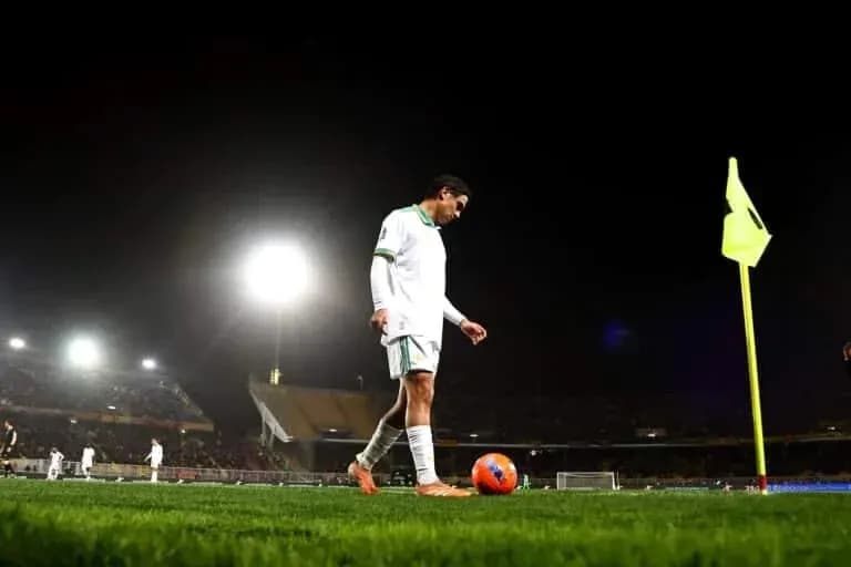 Joueur près du coin avec le ballon au stade Joueur près du coin avec le ballon au stade