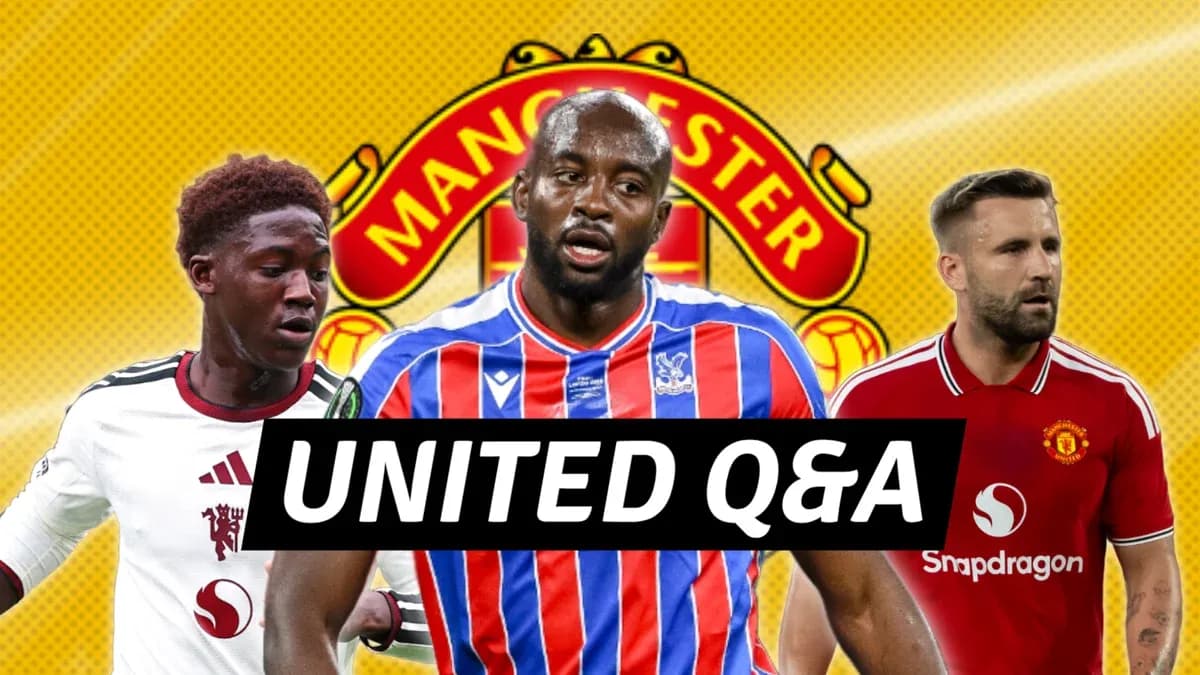 Trois joueurs de football avec logo de Manchester United Trois joueurs de football avec logo de Manchester United