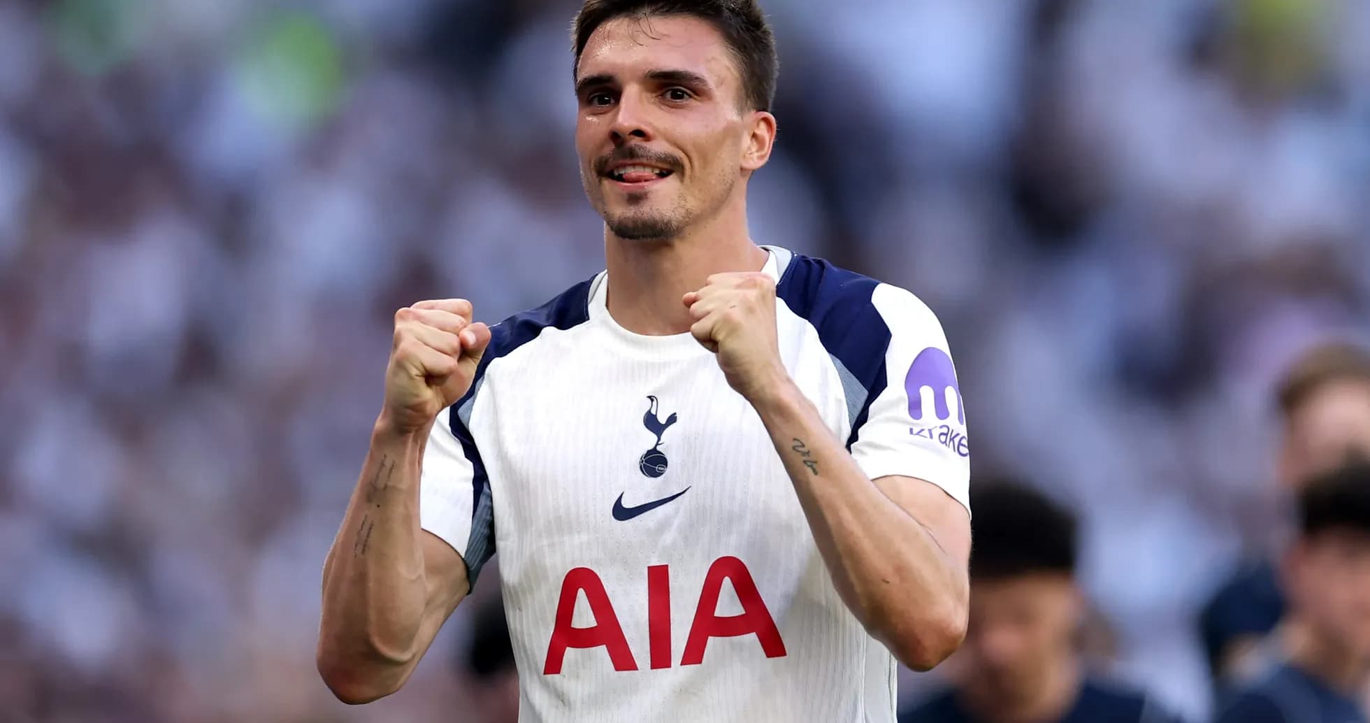 Joueur de Tottenham célébrant un but Joueur de Tottenham célébrant un but