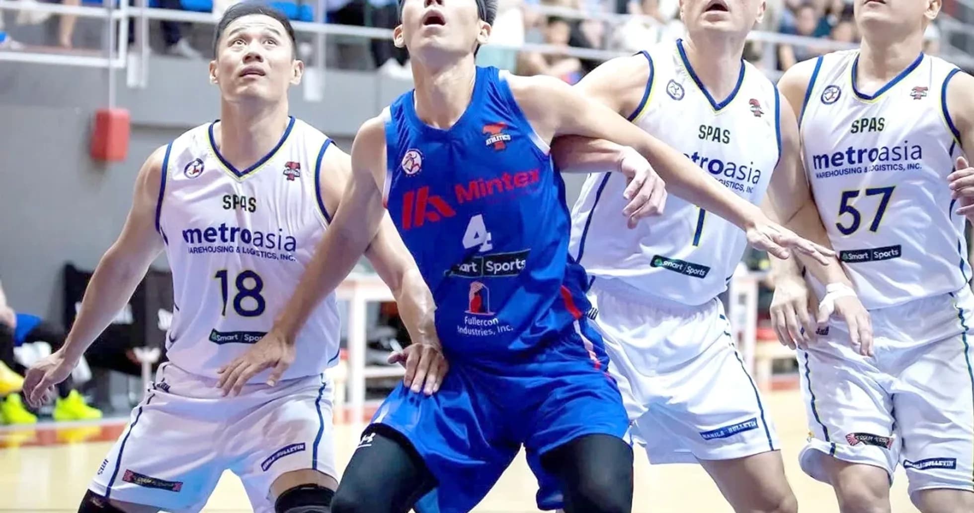 Joueurs de basket-ball se battant pour un rebond Joueurs de basket-ball se battant pour un rebond