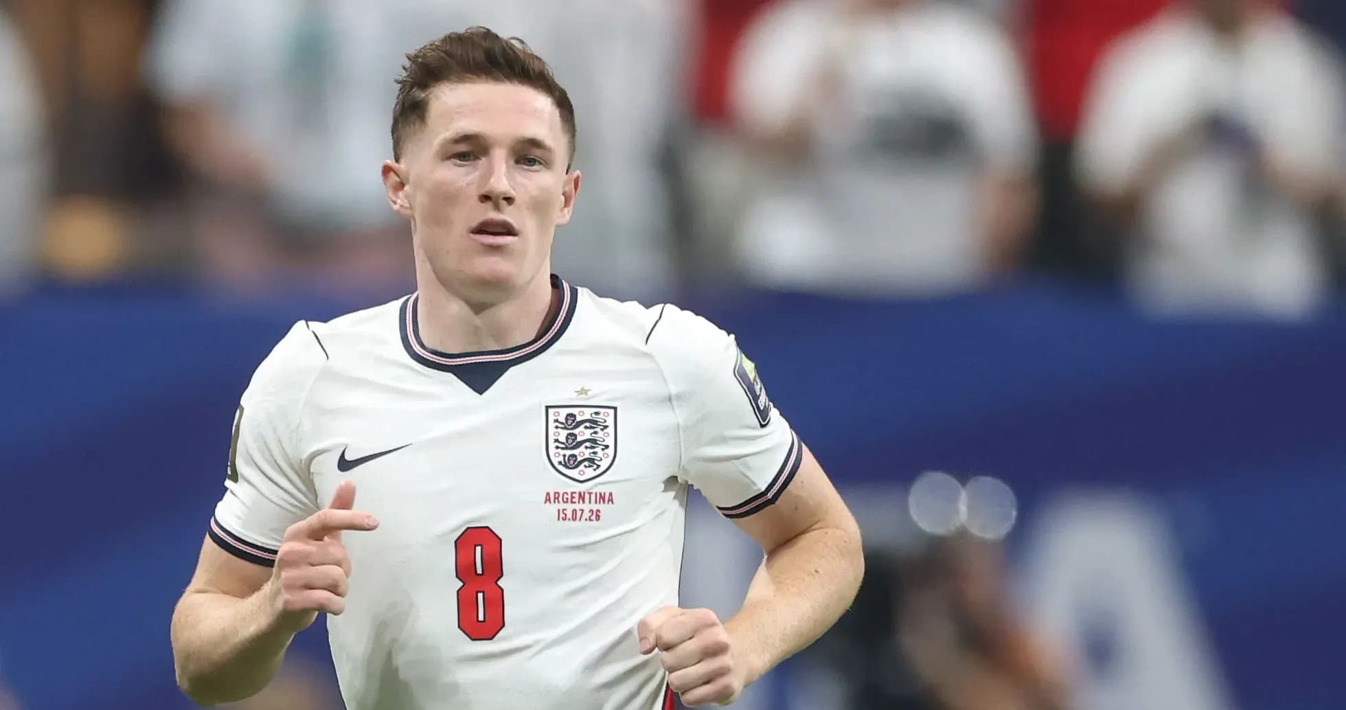 Joueur anglais courant sur le terrain de football Joueur anglais courant sur le terrain de football