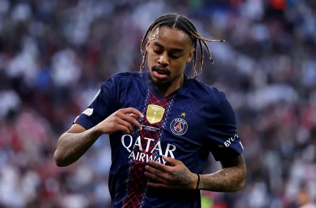 Joueur de PSG touchant son maillot pendant le match Joueur de PSG touchant son maillot pendant le match