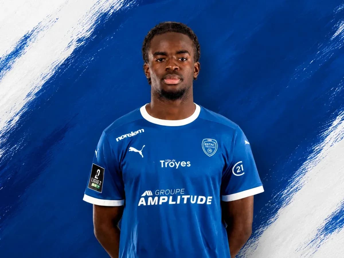 Joueur en maillot bleu de l'ESTAC Troyes Joueur en maillot bleu de l'ESTAC Troyes