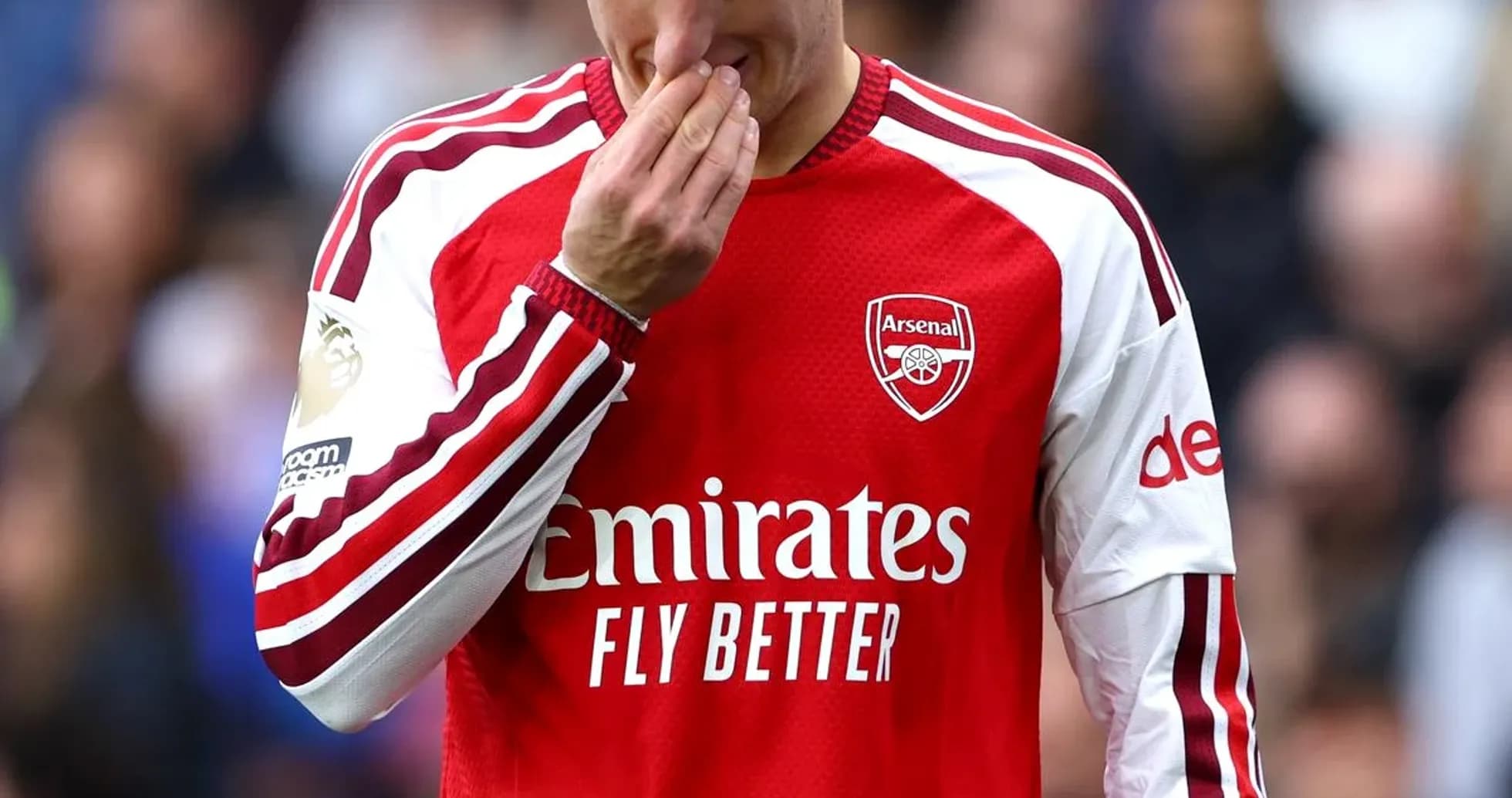 Joueur d'Arsenal touchant son nez sur le terrain Joueur d'Arsenal touchant son nez sur le terrain