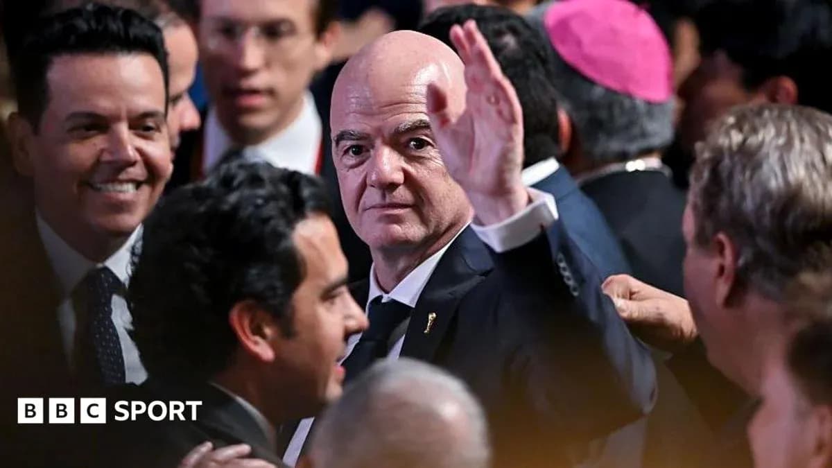 Gianni Infantino saluant lors d'un événement Gianni Infantino saluant lors d'un événement