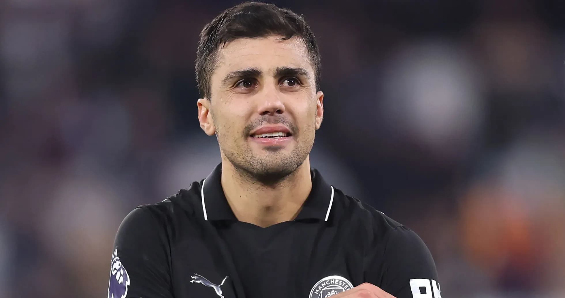 Joueur en tenue noire sur le terrain après un match Joueur en tenue noire sur le terrain après un match