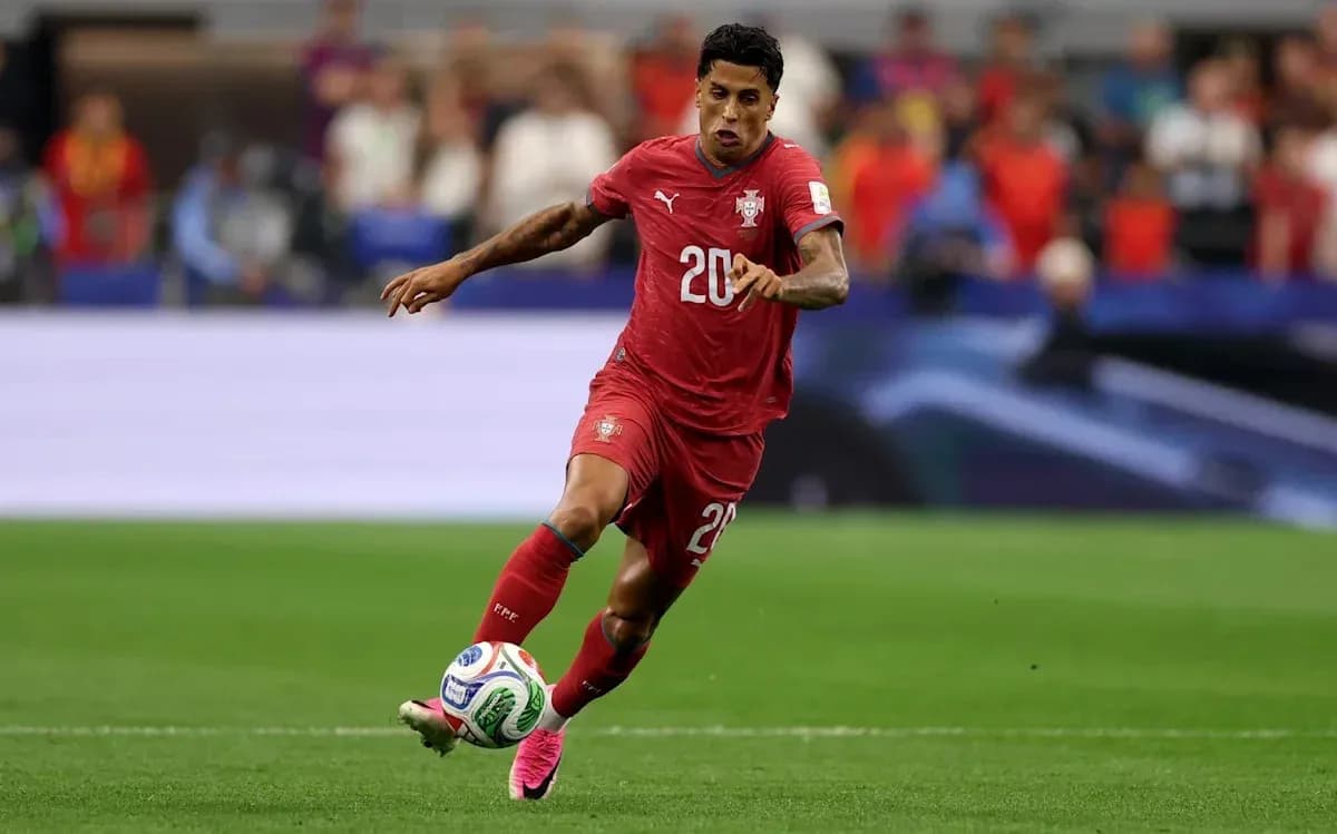 Joueur du Portugal dribblant le ballon sur le terrain Joueur du Portugal dribblant le ballon sur le terrain