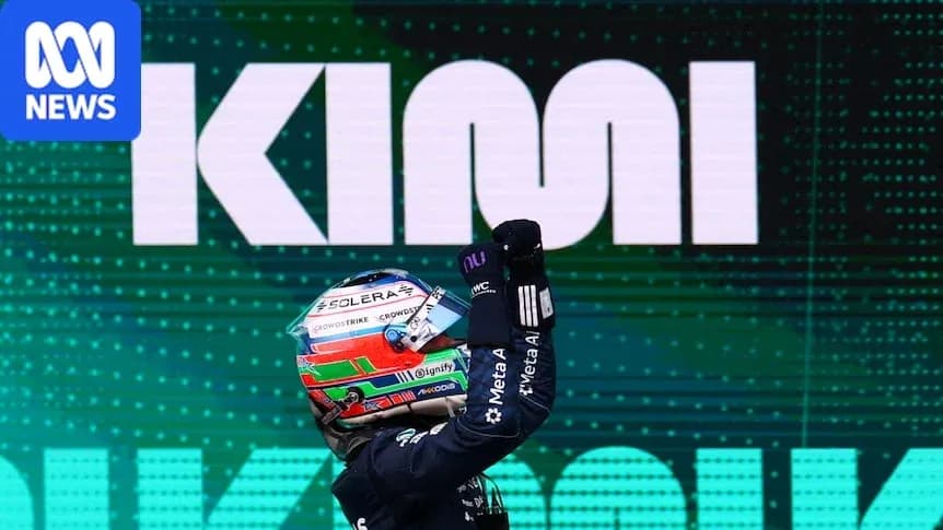 Pilote célébrant avec le poing levé sur podium Pilote célébrant avec le poing levé sur podium