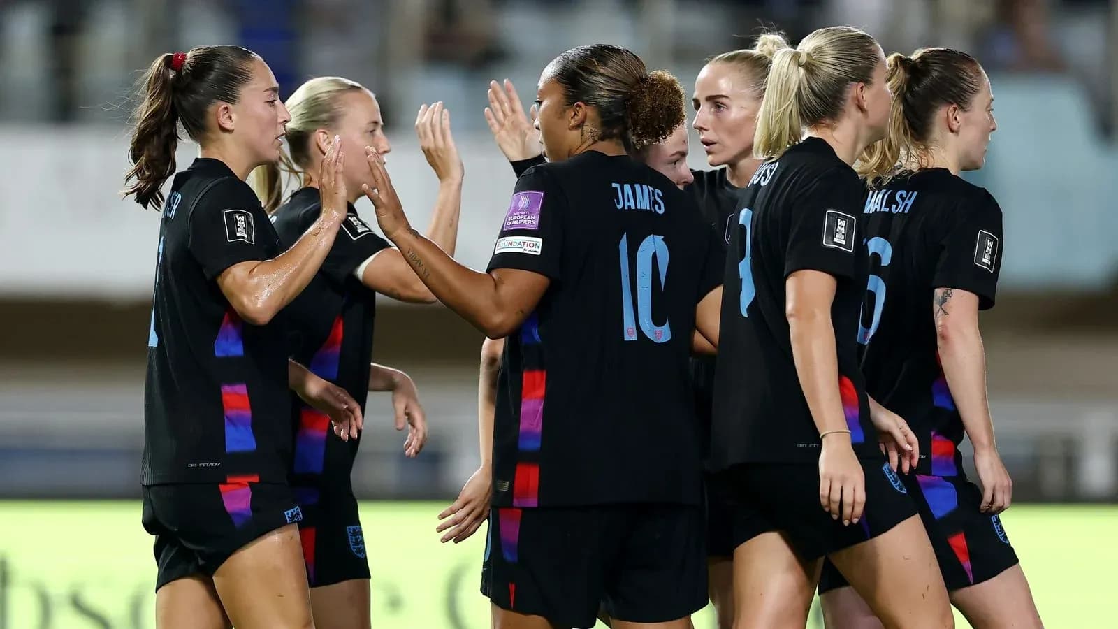 Joueuses de l'équipe anglaise célébrant un but Joueuses de l'équipe anglaise célébrant un but