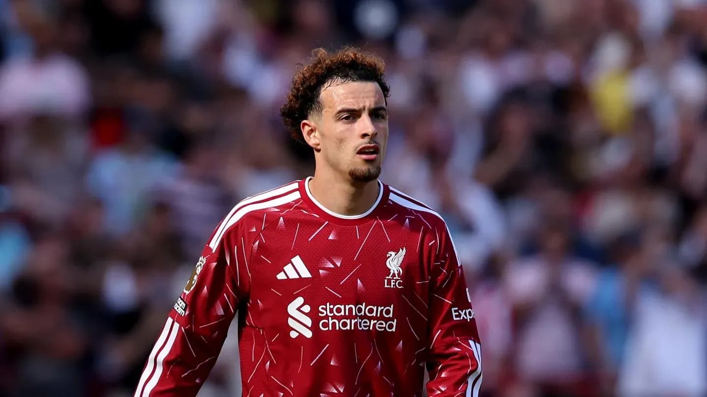 Joueur de Liverpool en maillot rouge sur le terrain Joueur de Liverpool en maillot rouge sur le terrain