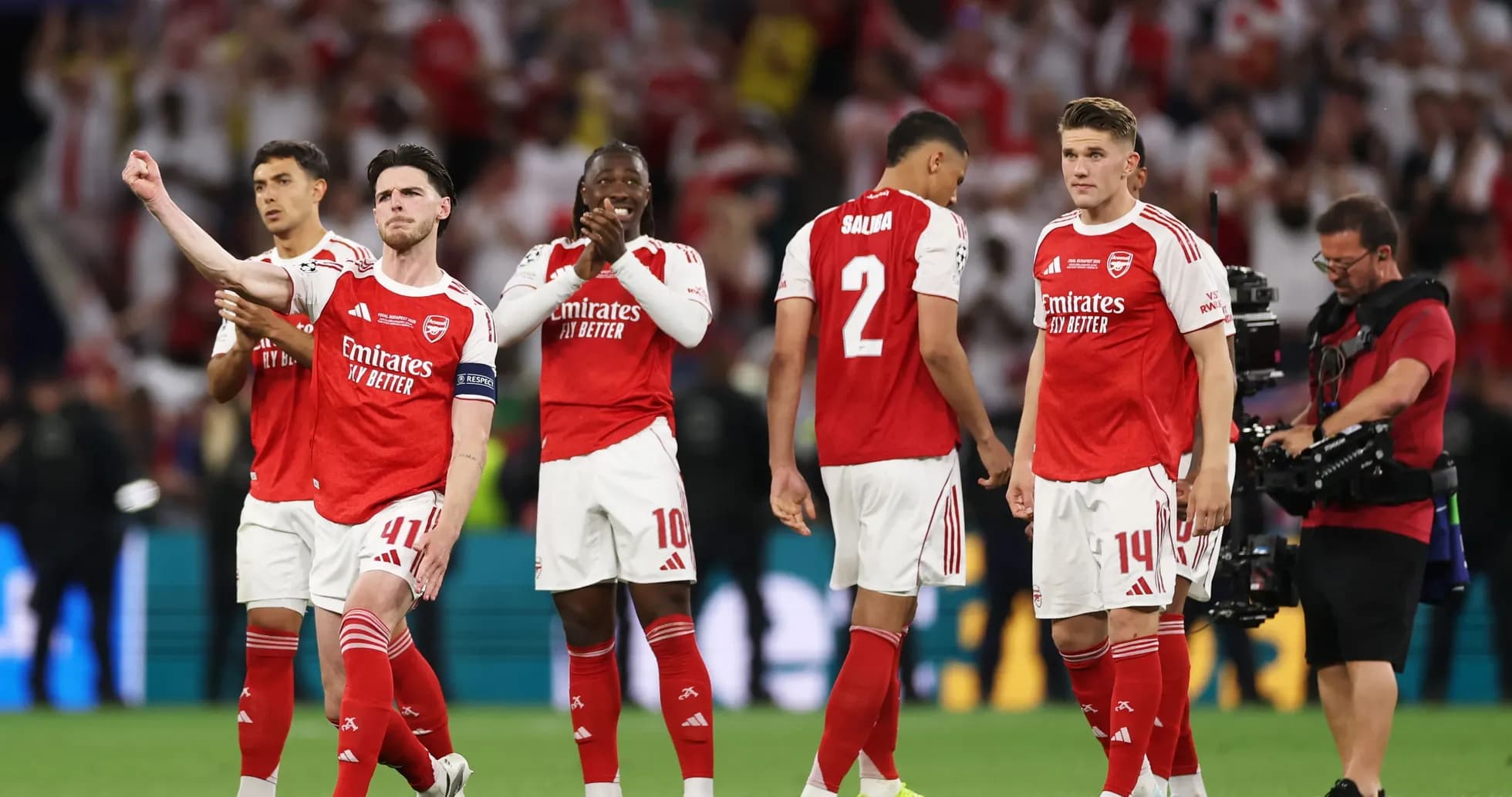 Joueurs d'Arsenal célébrant après un match Joueurs d'Arsenal célébrant après un match