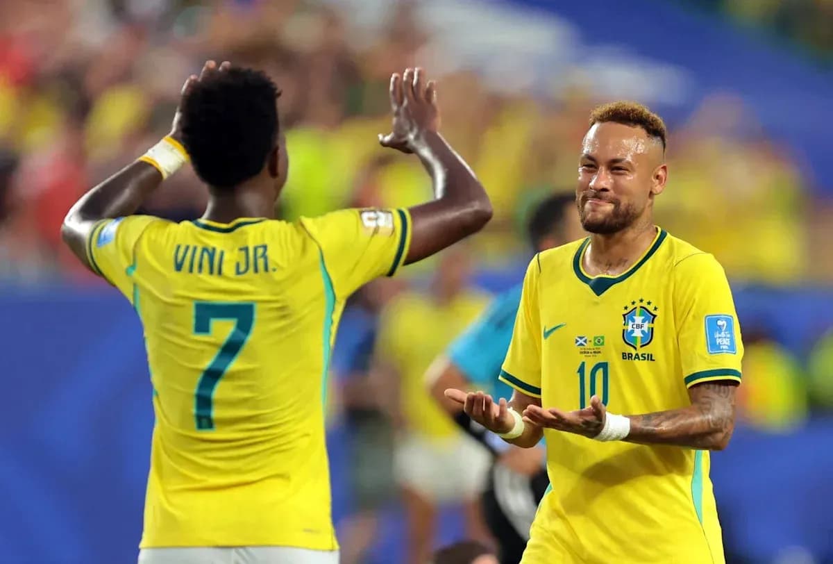 Neymar et Vinícius Jr. célébrant un but ensemble Neymar et Vinícius Jr. célébrant un but ensemble