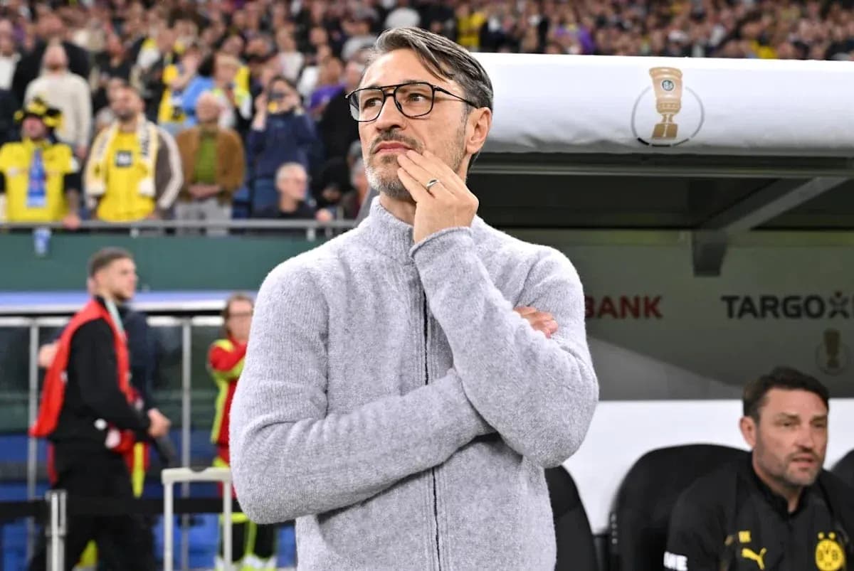 Entraîneur réfléchissant pendant un match de football Entraîneur réfléchissant pendant un match de football