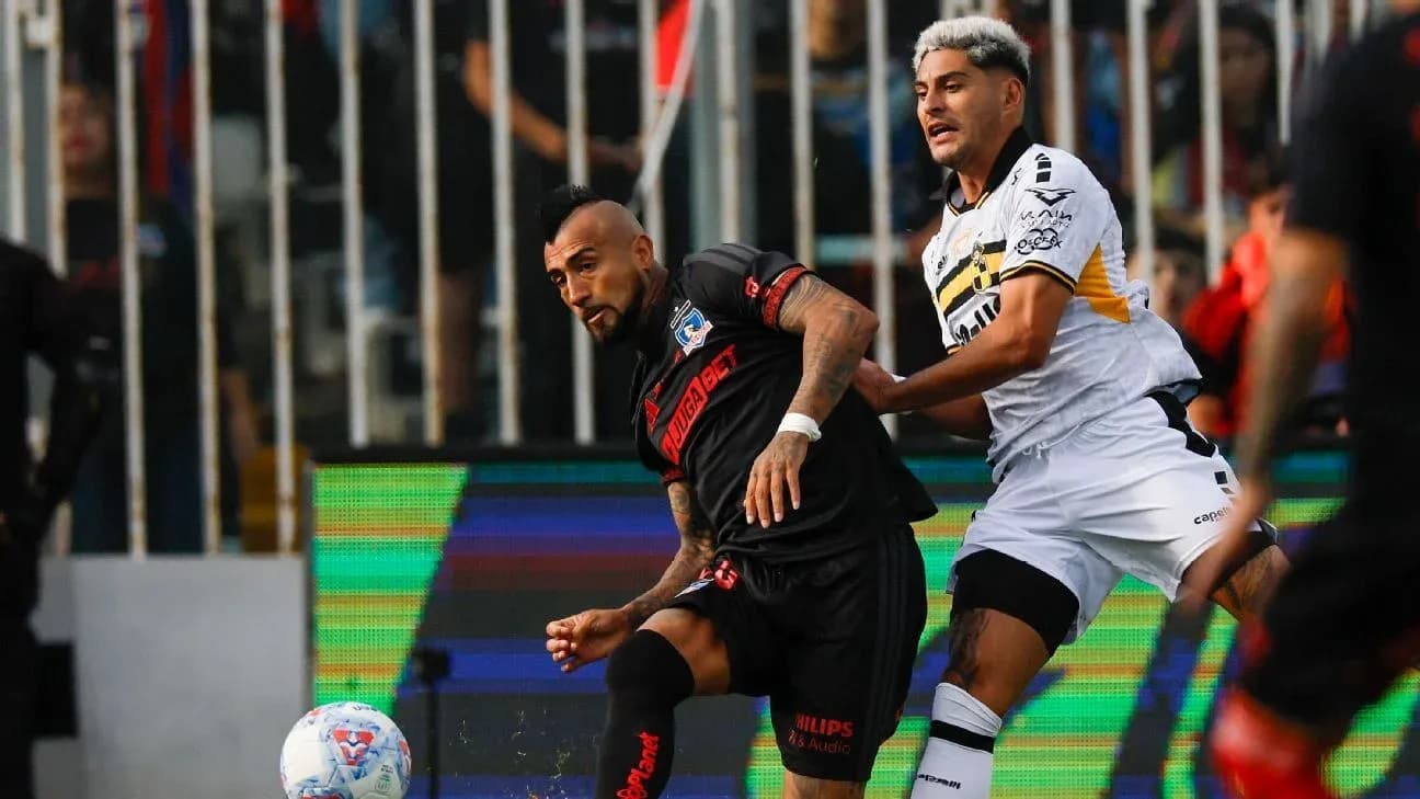 Deux joueurs se disputant le ballon lors du match Deux joueurs se disputant le ballon lors du match