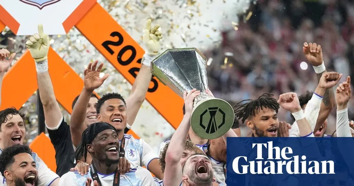 Joueurs célébrant avec le trophée après la victoire Joueurs célébrant avec le trophée après la victoire