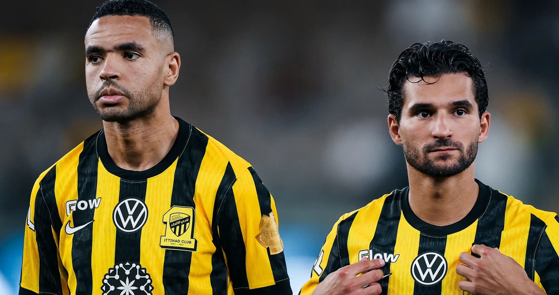 Joueurs d'Ittihad Club en uniforme jaune et noir Joueurs d'Ittihad Club en uniforme jaune et noir
