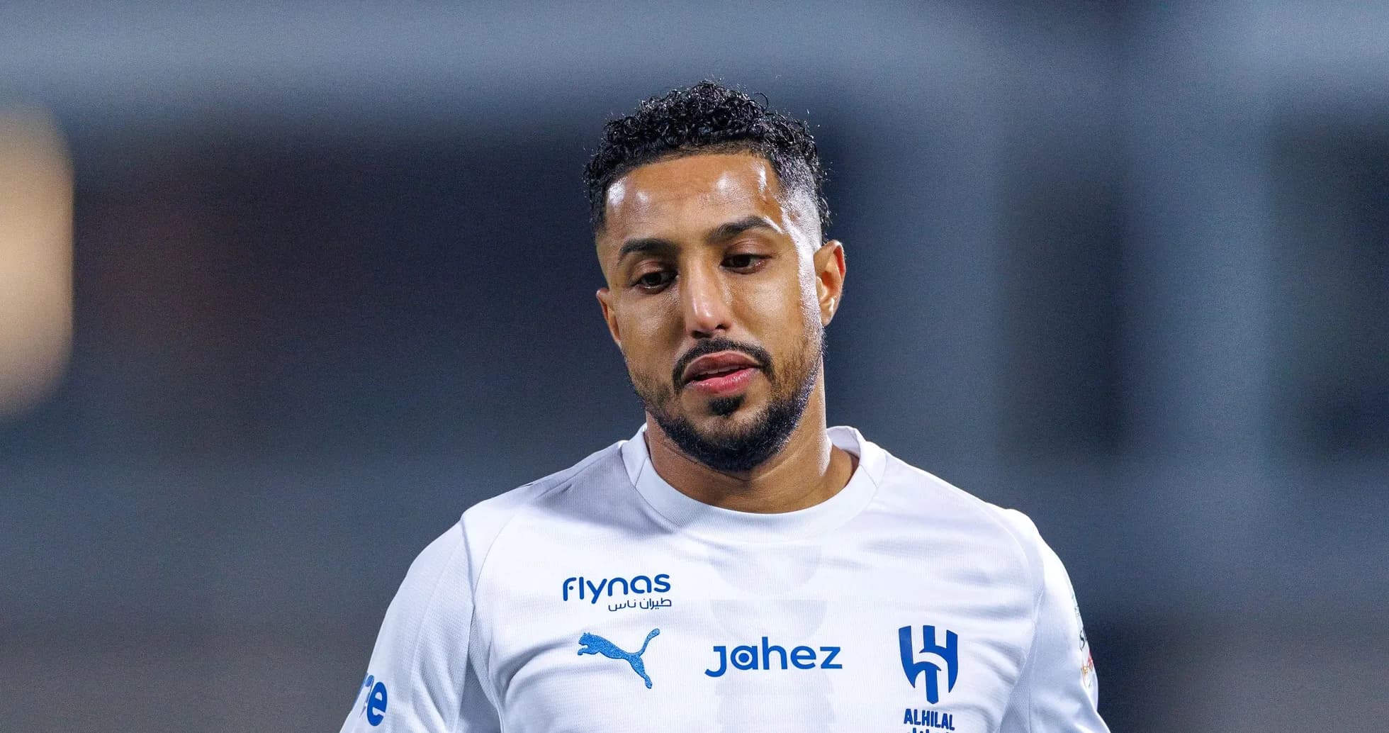 Joueur de football en maillot d'Al Hilal Joueur de football en maillot d'Al Hilal