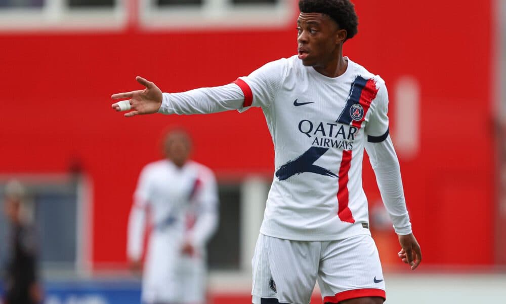 Joueur du PSG donnant des instructions sur le terrain Joueur du PSG donnant des instructions sur le terrain