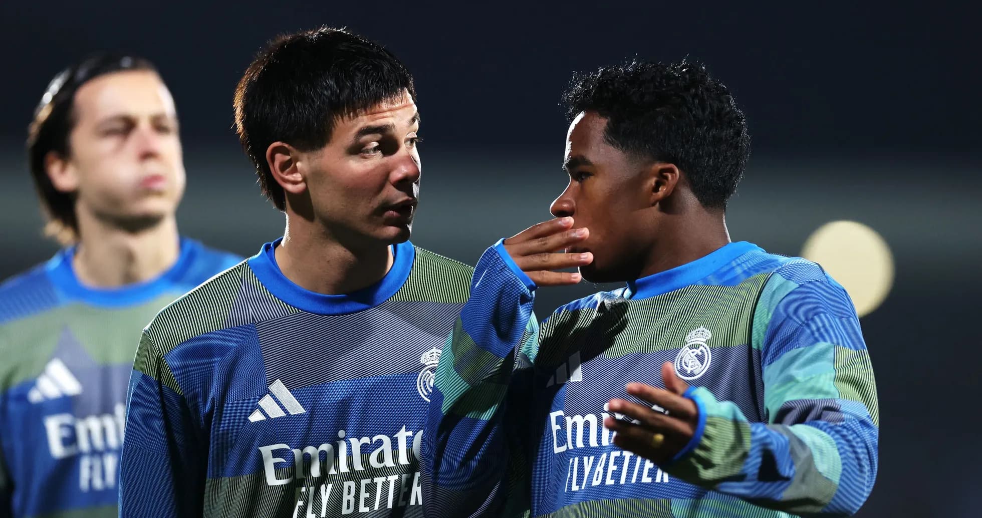Joueurs de la Real Madrid discutant pendant l'entraînement Joueurs de la Real Madrid discutant pendant l'entraînement