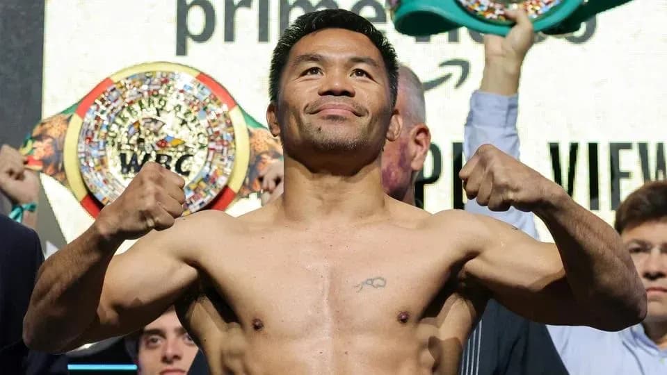 Boxeur posant sur la balance avant le combat Boxeur posant sur la balance avant le combat
