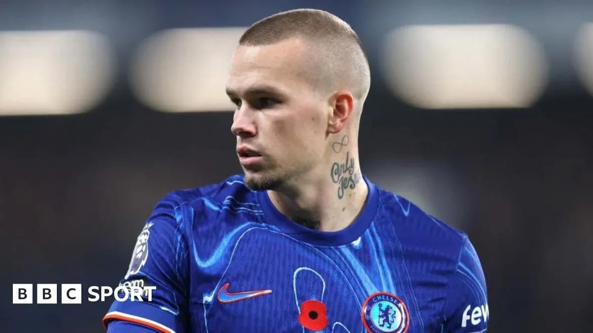 Joueur de Chelsea en tenue sur le terrain Joueur de Chelsea en tenue sur le terrain