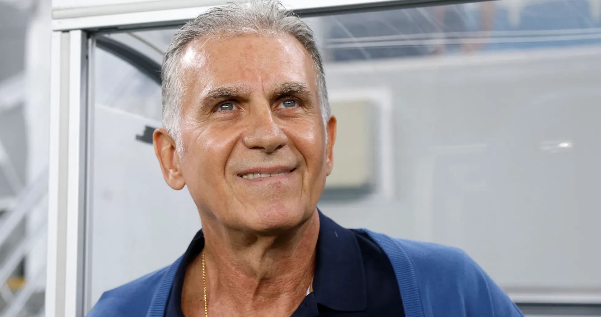 Entraîneur souriant dans la zone technique Entraîneur souriant dans la zone technique