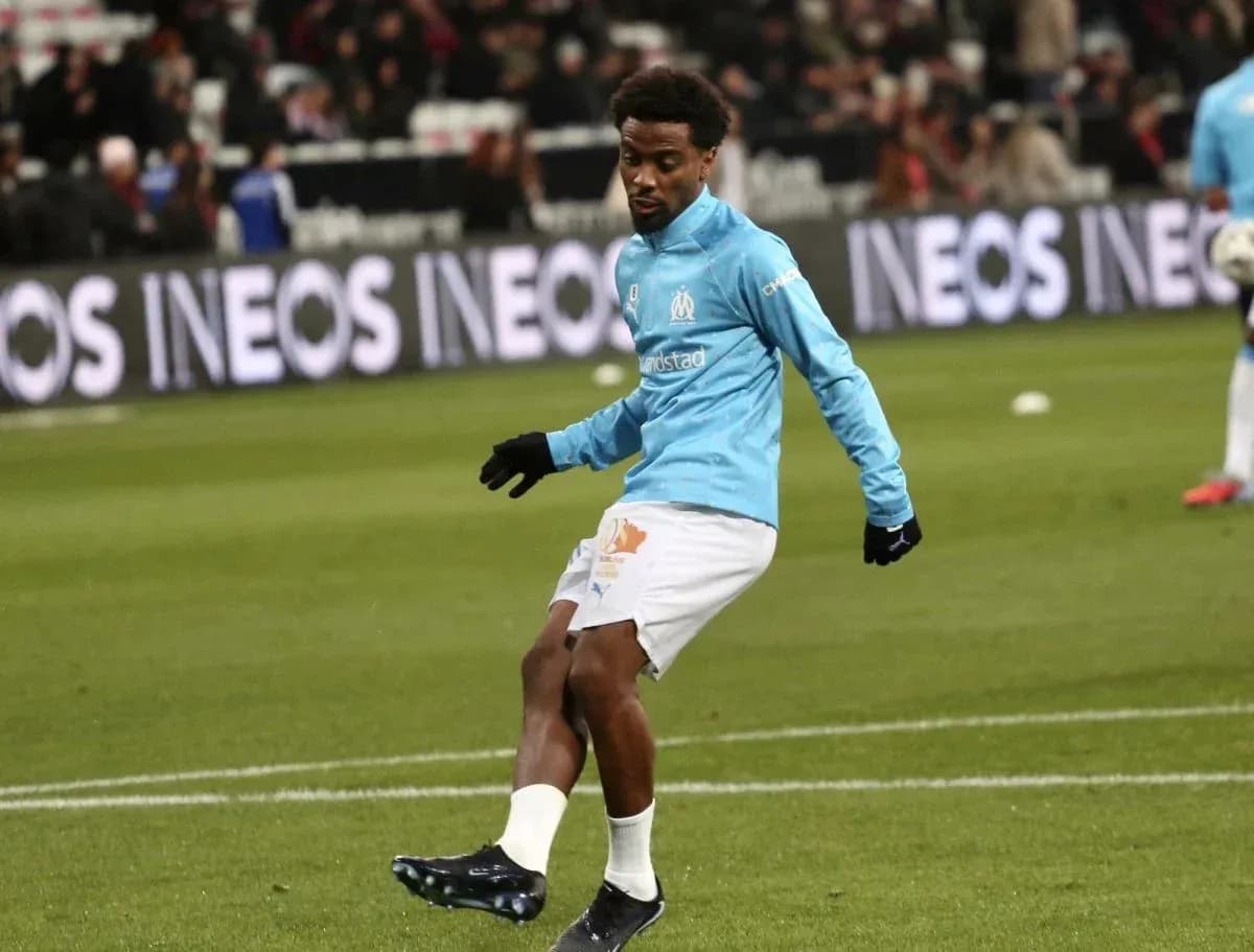 Joueur de l'OM s'échauffant sur le terrain Joueur de l'OM s'échauffant sur le terrain