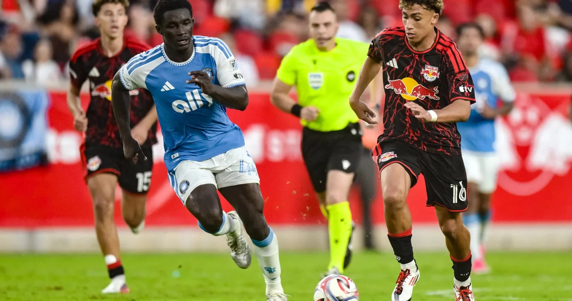 Deux joueurs en course lors du match Deux joueurs en course lors du match