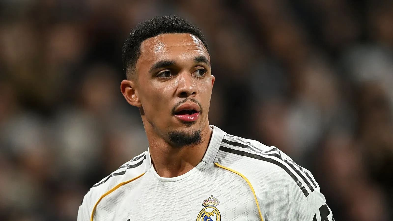 Joueur en tenue de l'équipe pendant un match Joueur en tenue de l'équipe pendant un match