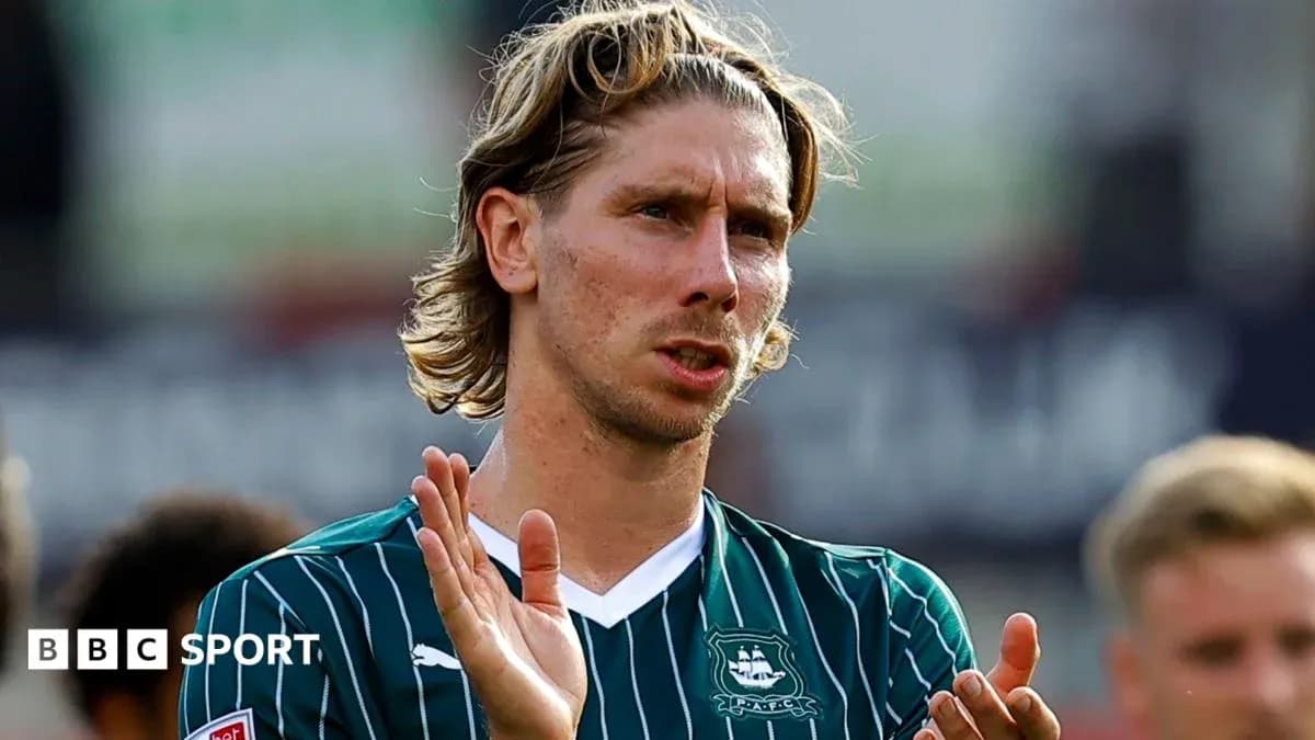 Joueur applaudissant après un match de football Joueur applaudissant après un match de football