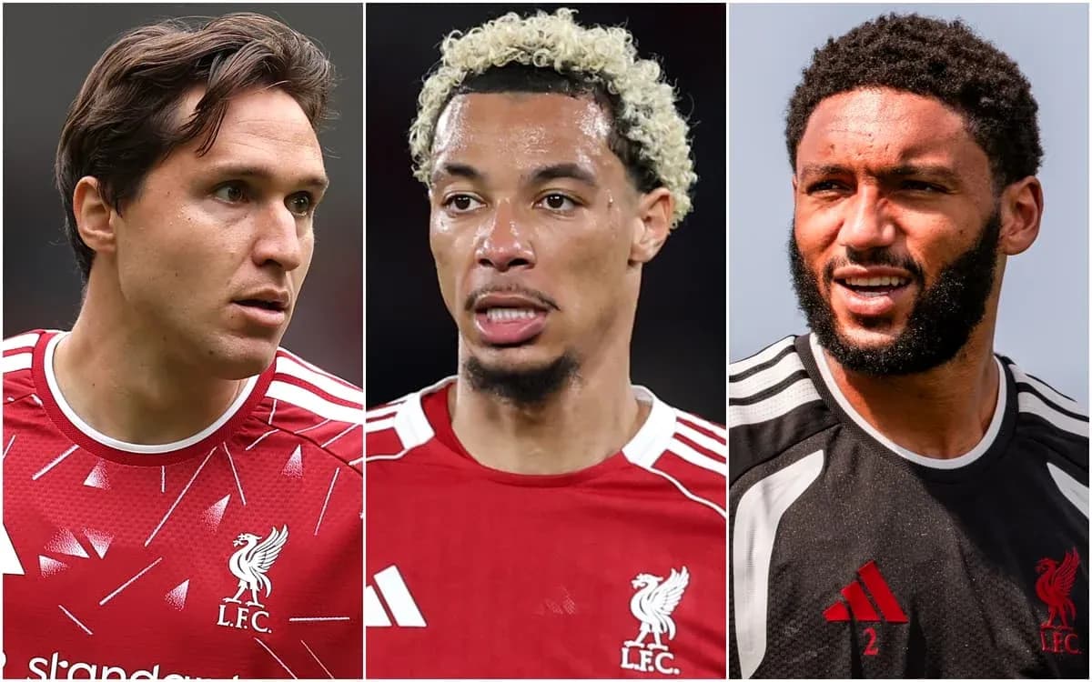 Trois joueurs de Liverpool en maillot rouge Trois joueurs de Liverpool en maillot rouge